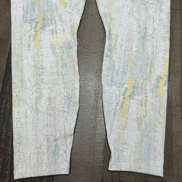 Fabletics Leggings with Subtle Multicolor Accents size large - Picture 7 of 12